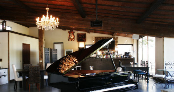 music restaurant...
